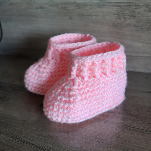 New pink baby booties, Baby shoes, crochet shoes, newborn shoes, girl shoes - Picture 3 of 10